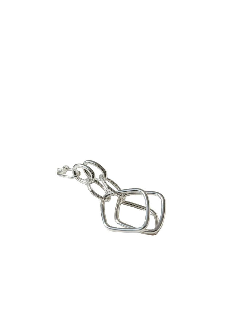 Bracciale in argento 925 con maglie quadrate, design moderno e raffinato, stile artigianale.