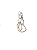 Orecchino pendente in argento 925 e oro 18k, forme geometriche intrecciate, stile moderno ed elegante.