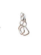 Orecchino pendente in argento 925 e oro 18k, forme geometriche intrecciate, stile moderno ed elegante.