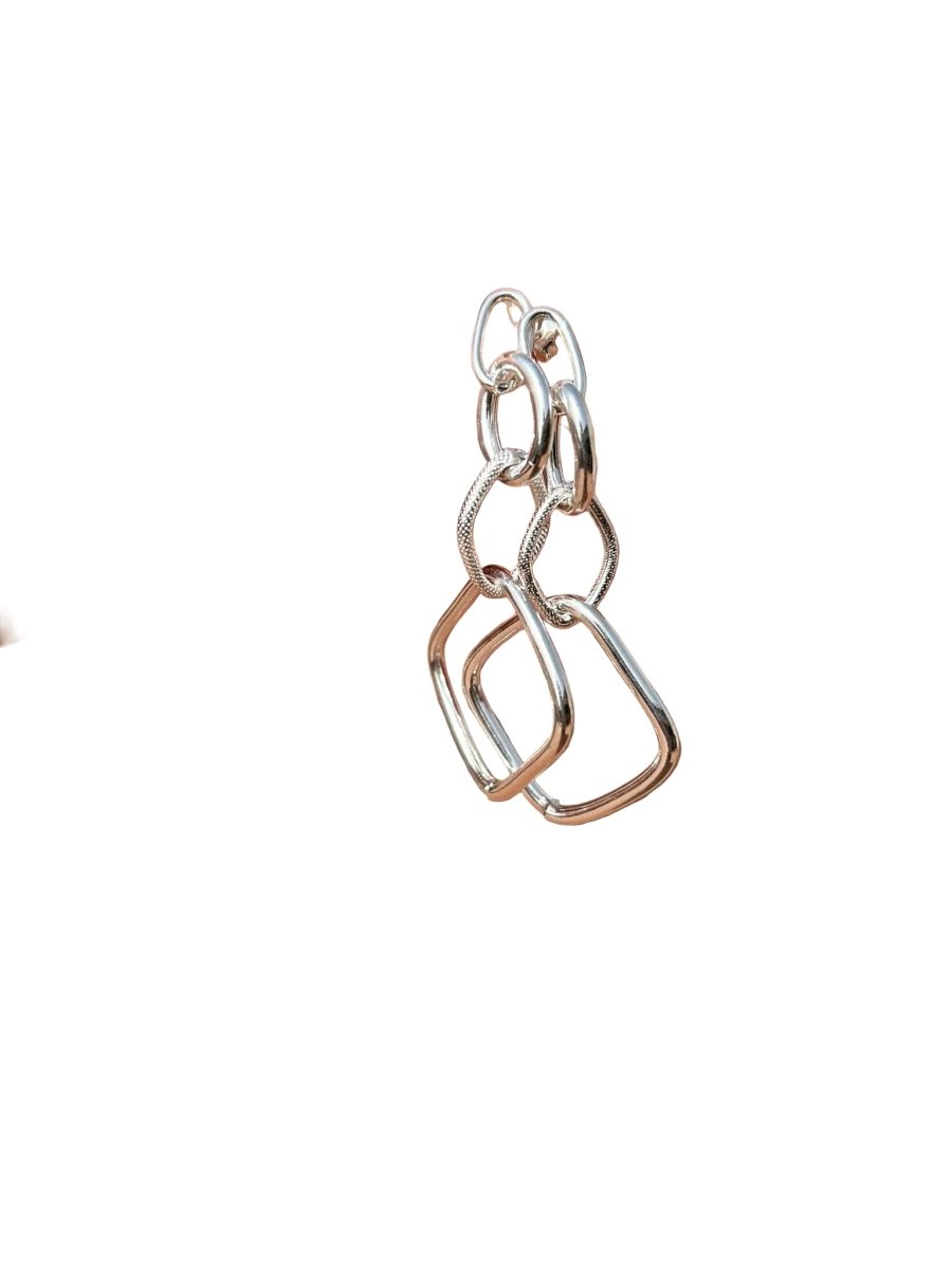 Orecchino pendente in argento 925 e oro 18k, forme geometriche intrecciate, stile moderno ed elegante.