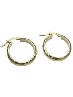 Orecchini cerchio martellati oro indossati, stile contemporaneo elegante