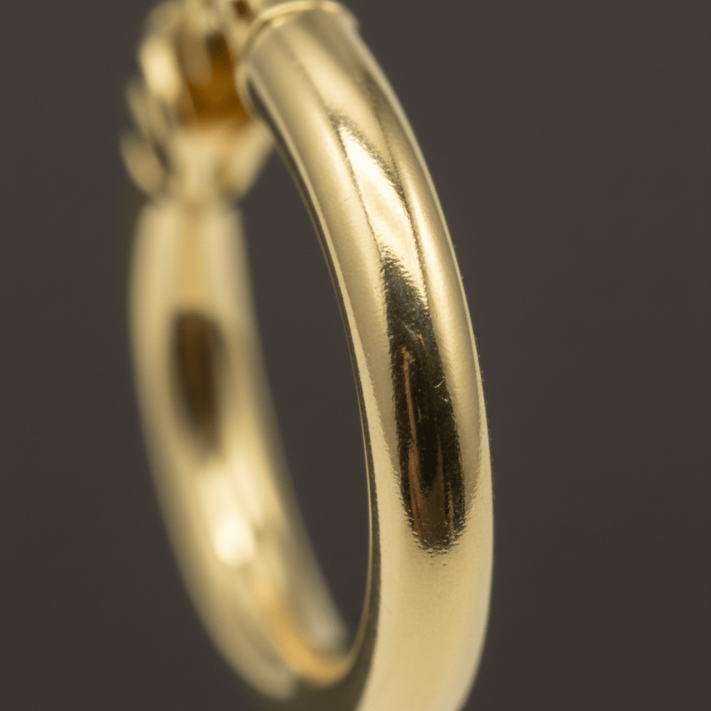 Detail Shot tubo oro 18k liscio