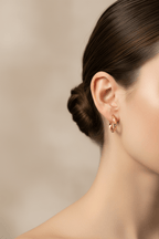 Lifestyle – Orecchini Cerchio Oro 18k indossati