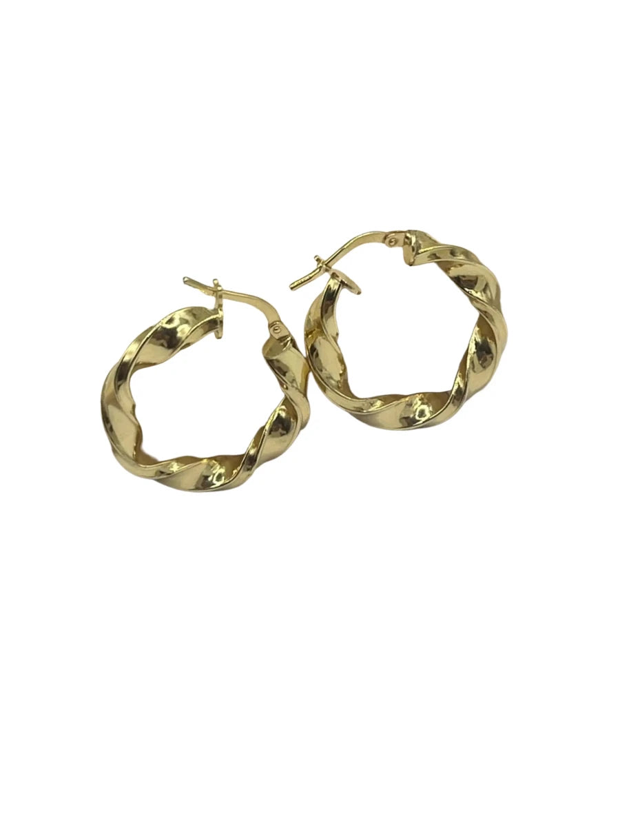 Orecchini cerchio intrecciati oro indossati, eleganza luminosa