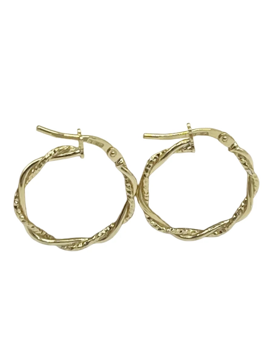 Orecchini cerchio intrecciato oro indossati, effetto luminoso e raffinato