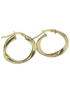 Dettaglio design ondulato orecchini oro, texture tridimensionale elegante