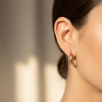 Lifestyle - orecchini tubolari oro 18k indossati