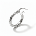 Dettaglio macro lavorazione diamantata orecchino cerchio oro bianco 18k, sfaccettature che moltiplicano la luce – CM Silver Jewels