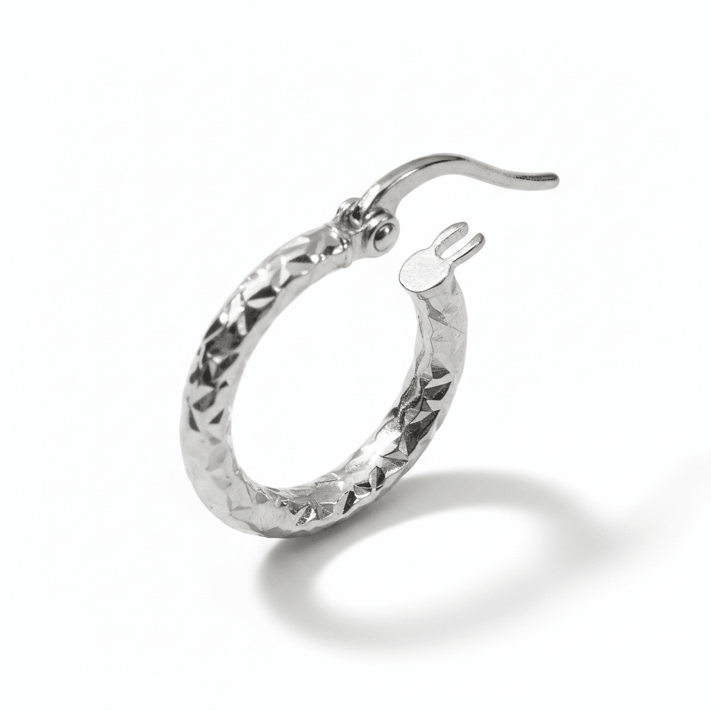 Dettaglio macro lavorazione diamantata orecchino cerchio oro bianco 18k, sfaccettature che moltiplicano la luce – CM Silver Jewels
