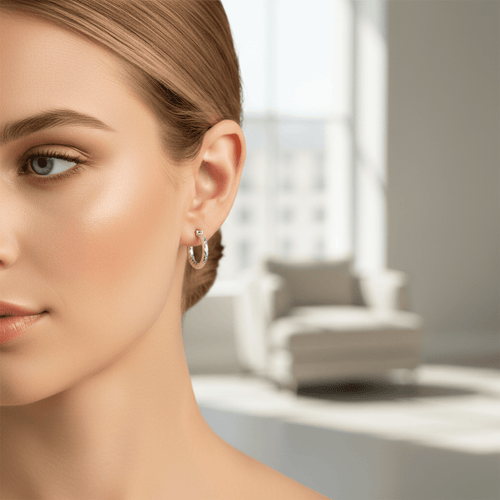 Orecchini cerchio diamantati oro bianco 18k 15mm indossati, stile elegante minimal – CM Silver Jewels
