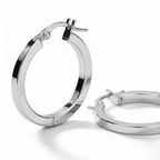 Dettaglio macro orecchino cerchio oro bianco 18k, finitura lucida e chiusura a scatto – CM Silver Jewels