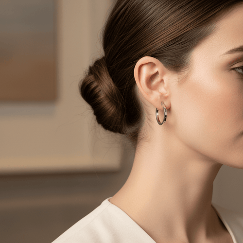 Orecchini cerchio in oro bianco 18k 20mm indossati, stile minimal elegante – CM Silver Jewels