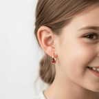 Orecchini cerchio oro 18k con coccinella smaltata indossati da bambina, stile delicato e allegro – CM Silver Jewels