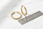 Orecchini in argento 925 placcati oro 24 kt su marmo bianco con riferimento scala larghezza 35 mm | CM Silver Jewels