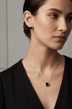 Lifestyle – Parure Pietra Nera su modella 2026