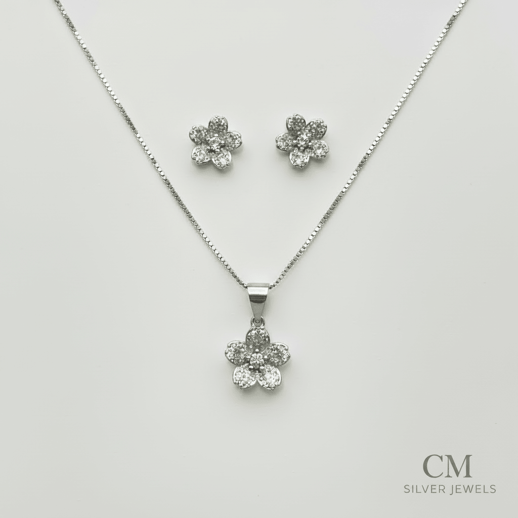 Set collana e orecchini in argento 925 con fiore zirconato a 5 petali – sfondo neutro – CM Silver Jewels