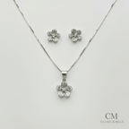 Set collana e orecchini in argento 925 con fiore zirconato a 5 petali – sfondo neutro – CM Silver Jewels