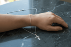 Scale Shot – Bracciale indossato e collana a confronto su marmo