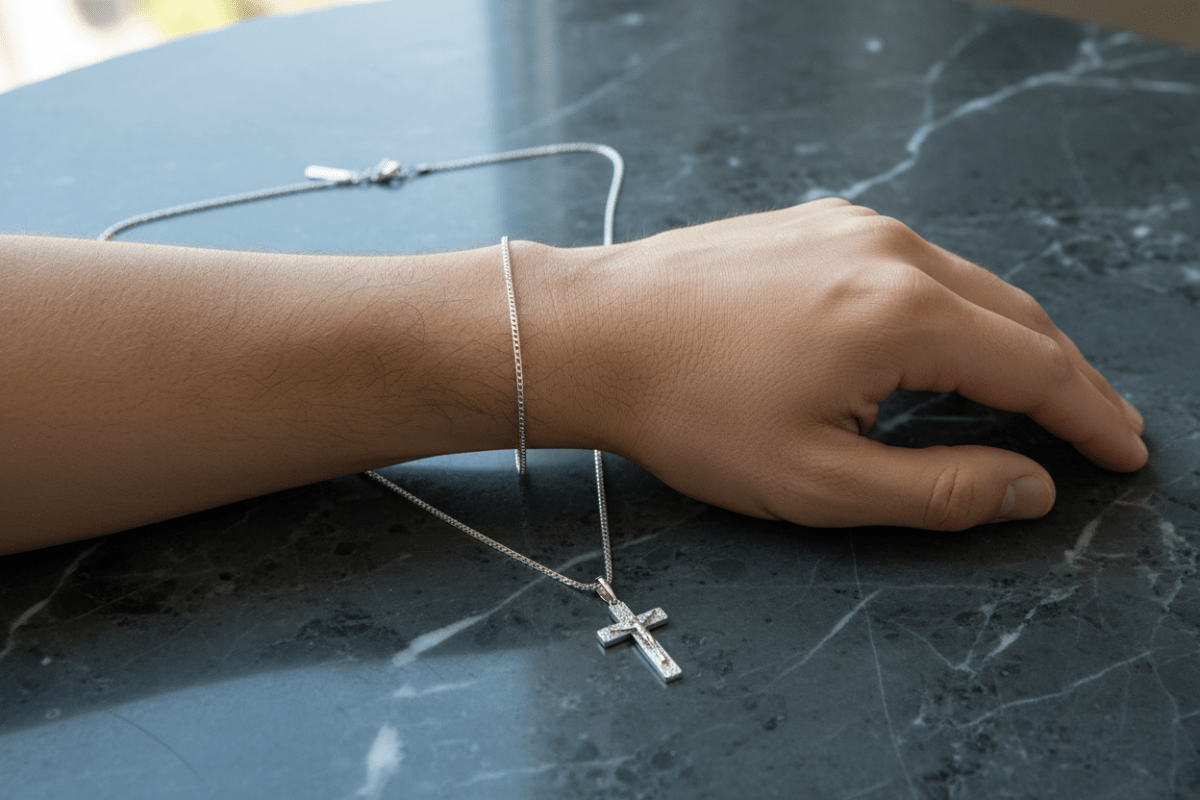 Scale Shot – Bracciale indossato e collana a confronto su marmo