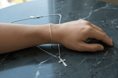 Scale Shot – Bracciale indossato e collana a confronto su marmo