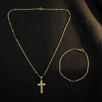 Angolo alternativo – Flat lay top-down croce e bracciale oro