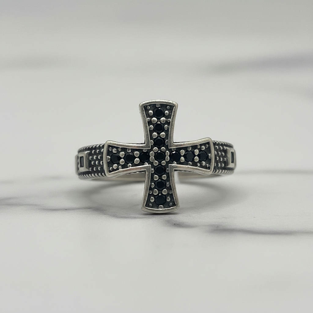 Shot 3 – Macro dettaglio croce e zirconi