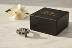Shot 5 – Lifestyle cofanetto chiuso con fiori